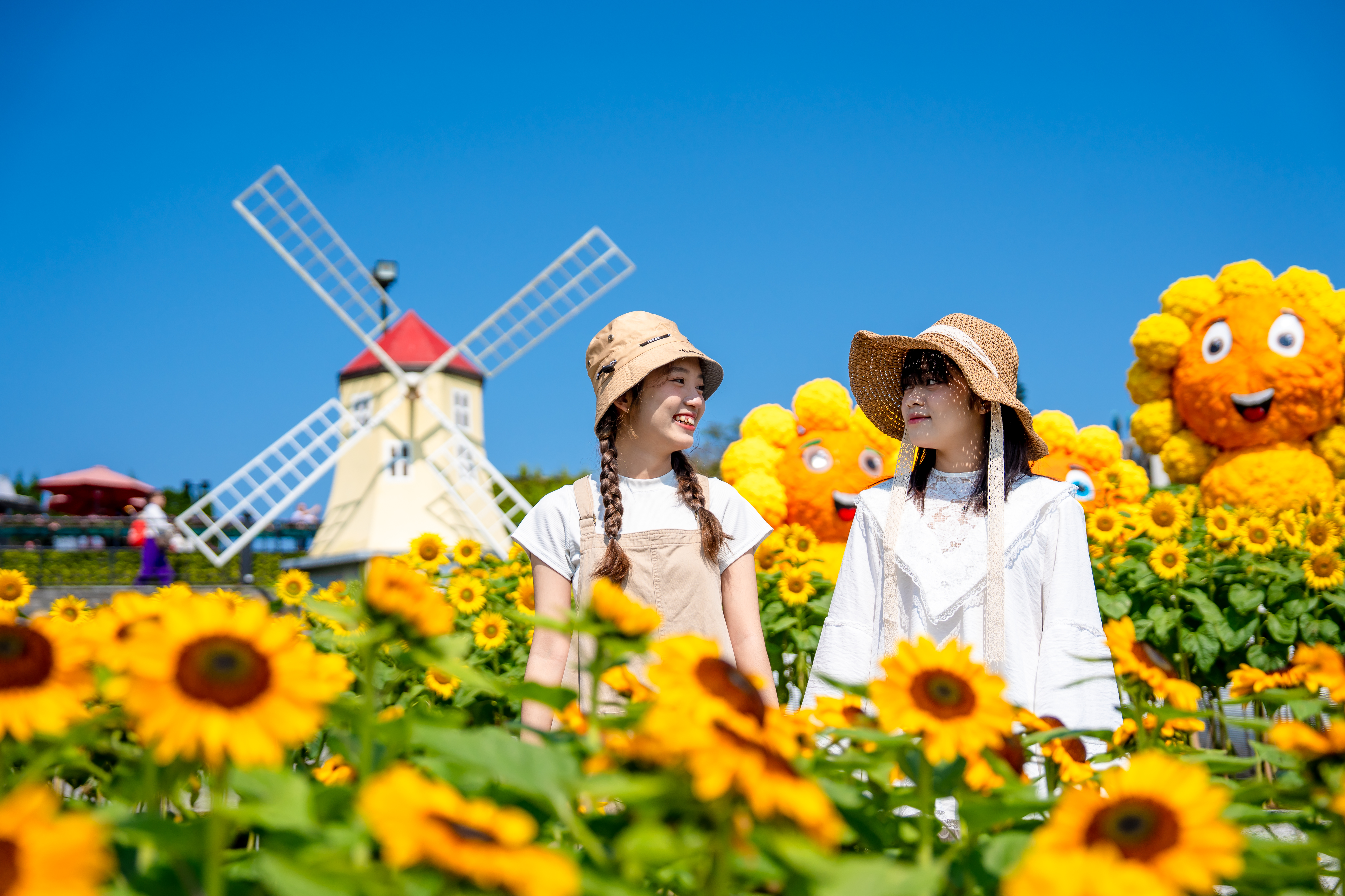 Sun World Ba Na Hills rực rỡ sắc vàng với Lễ hội Hoa Mặt trời 
